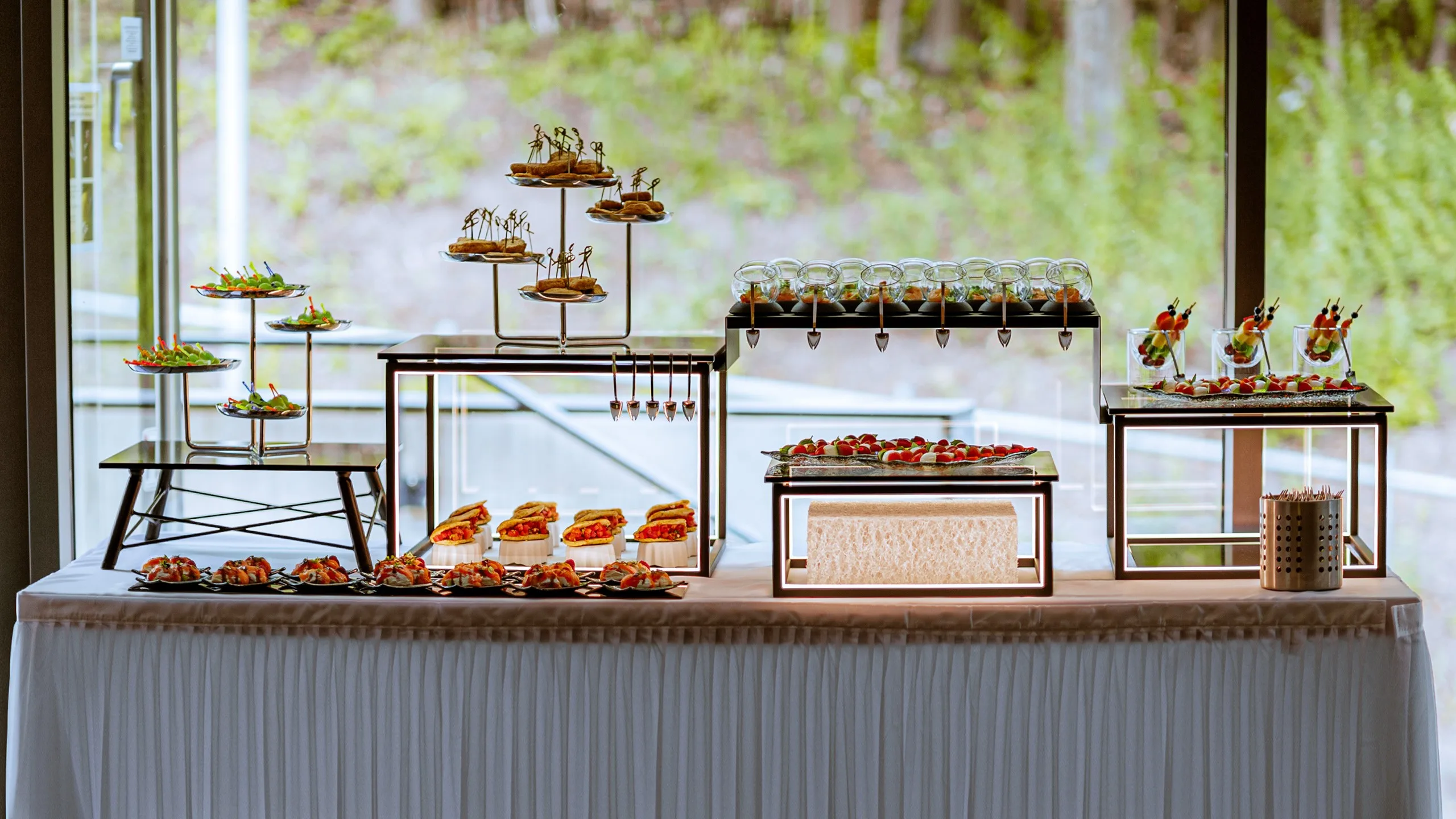 Illuminierte Buffet Architektur – Catering Bellmann
