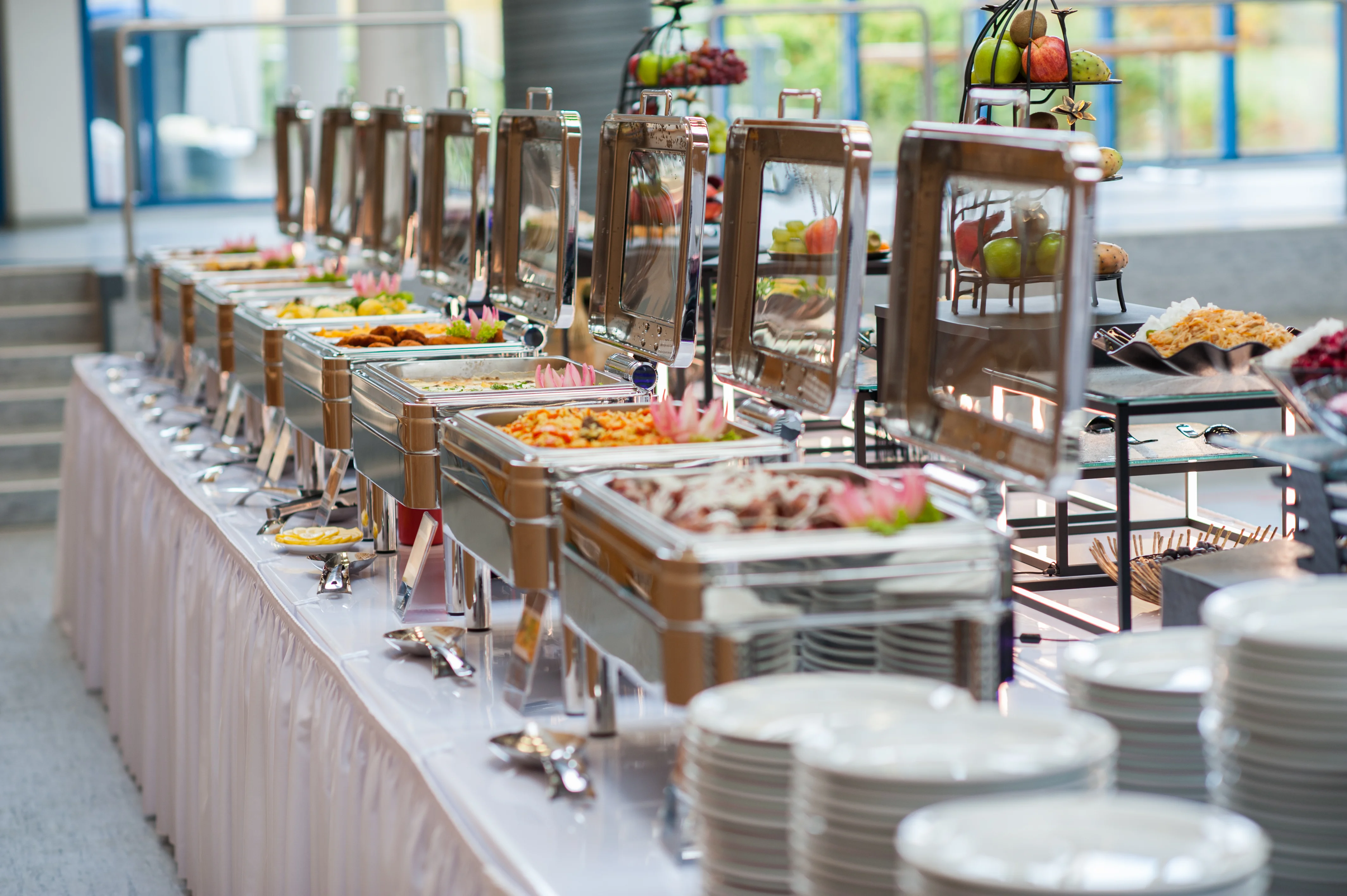 Modern arrangiertes Buffet mit warmen und kalten Speisen