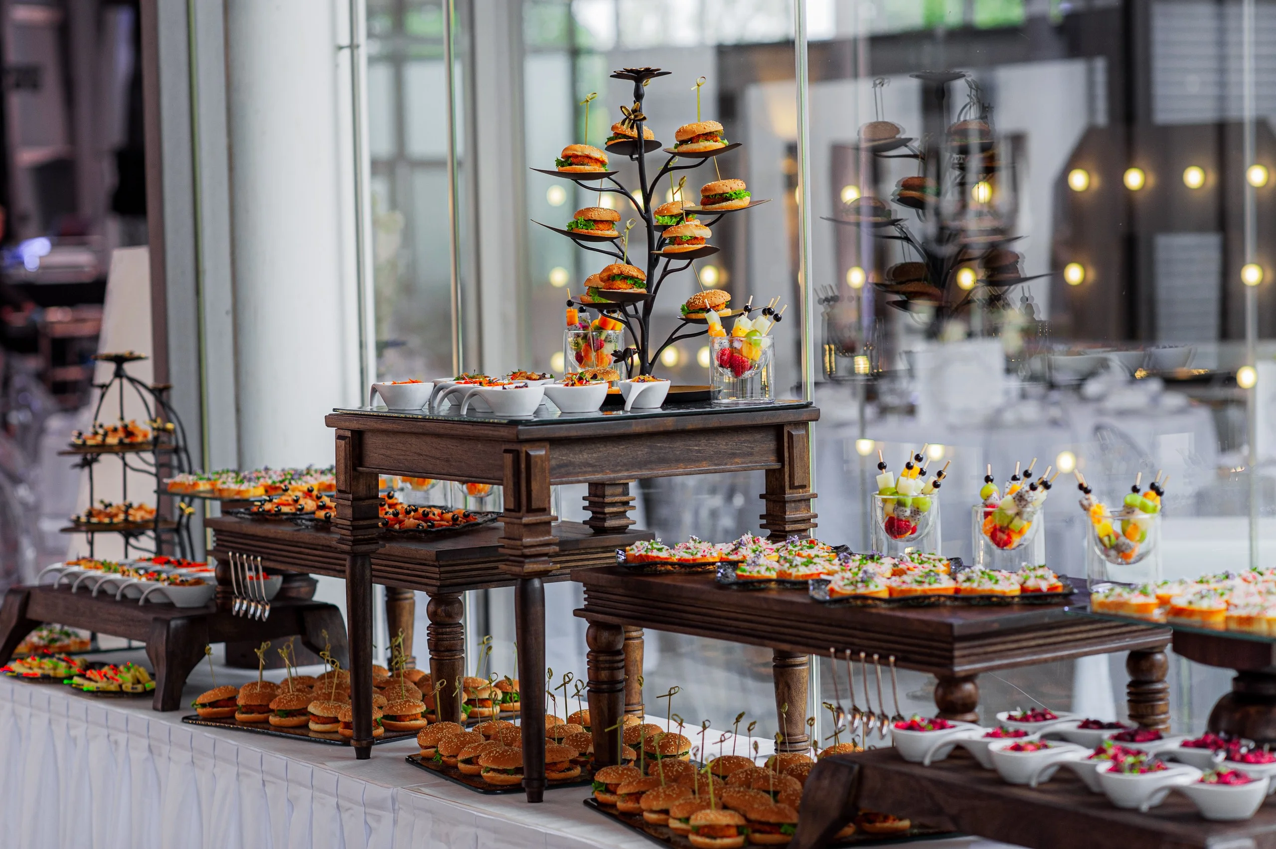 Illuminiertes Catering-Buffet mit Designer-Beleuchtung – Catering Bellmann