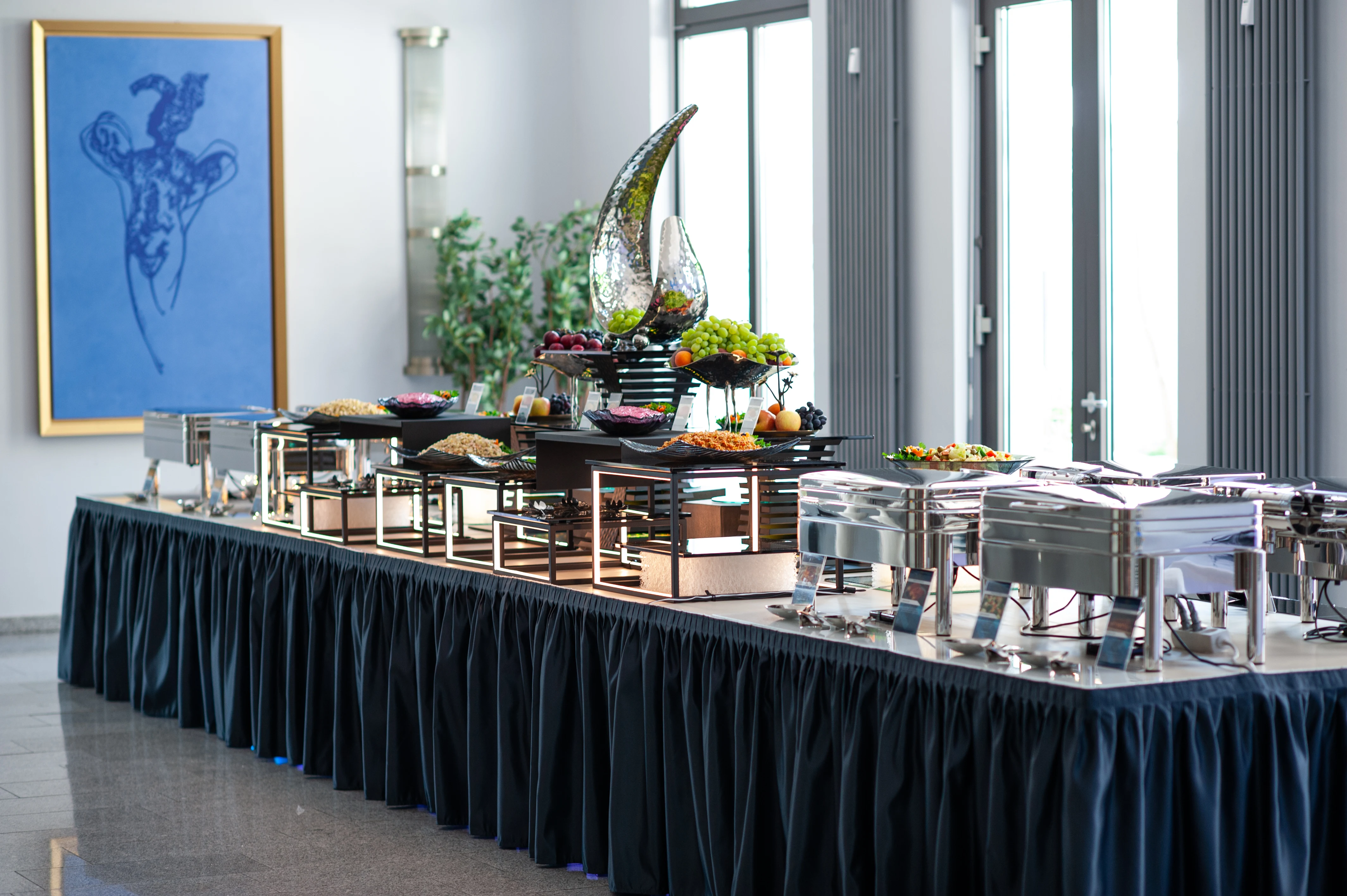 Illuminiertes Designer-Buffet von Catering Bellmann für besondere Feste